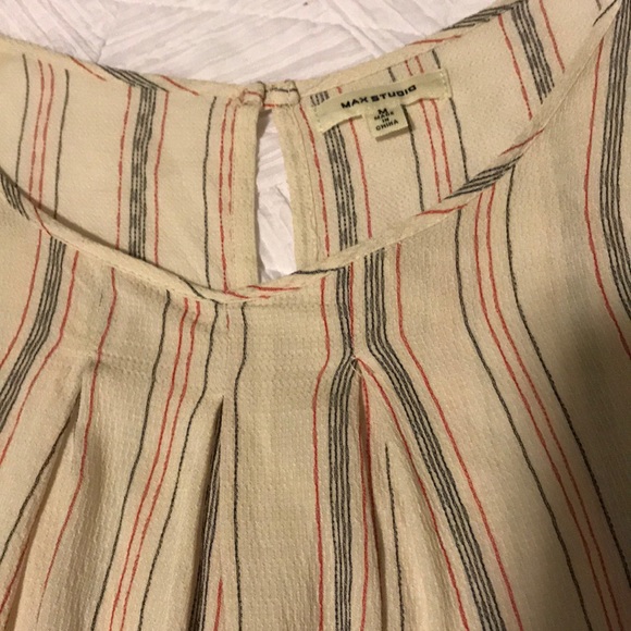 Cold shoulder top. - Picture 2 of 4